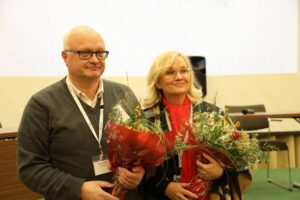 Håkan Ekström ja Päivi Niemi-Laine kukitettu
